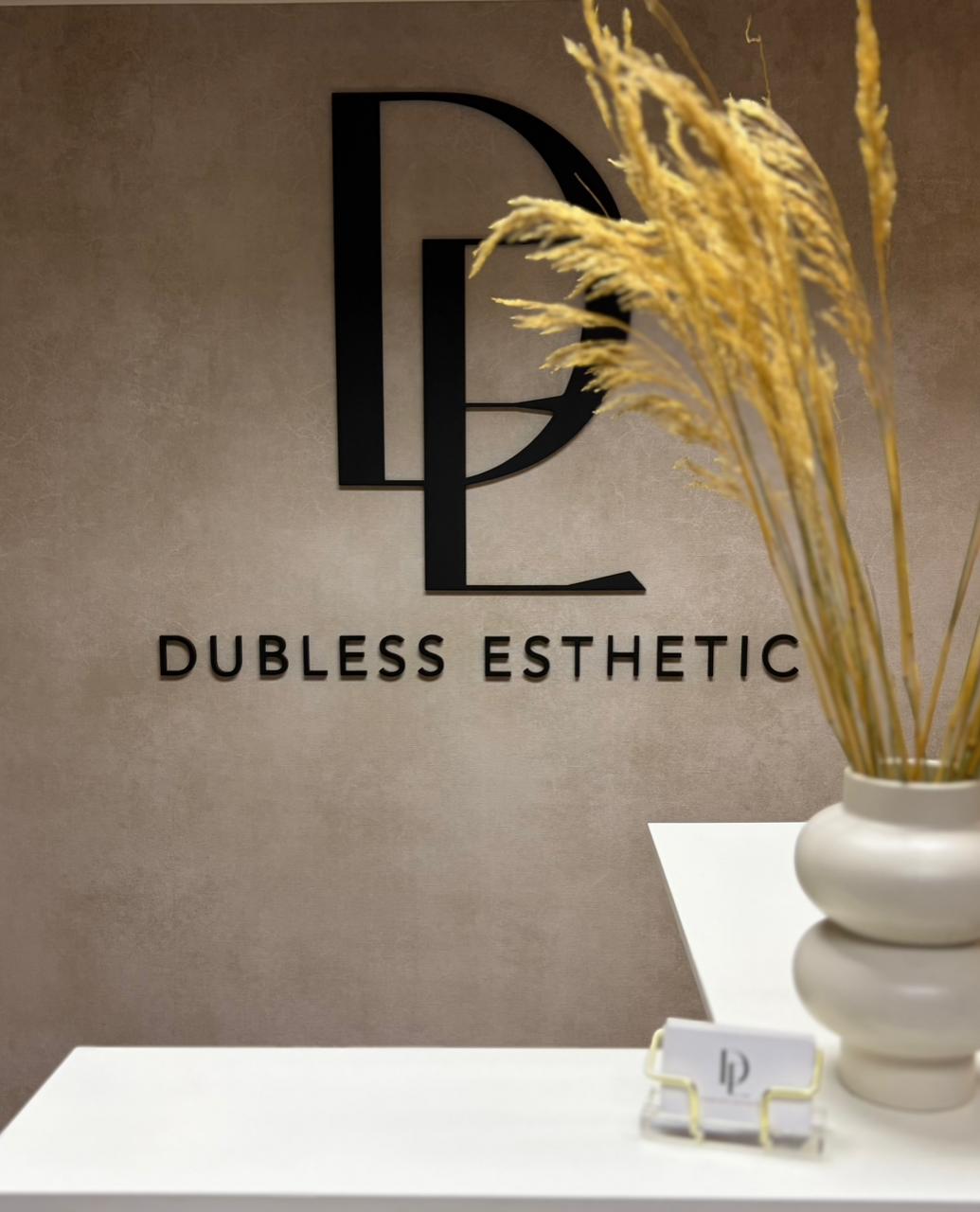 Recepción de Dubless Esthetic con el logo de la clínica